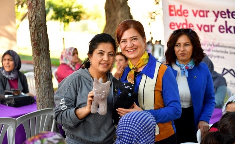 Mersinli Kadınların ürettiği oyuncaklar çocuklara dağıtılıyor