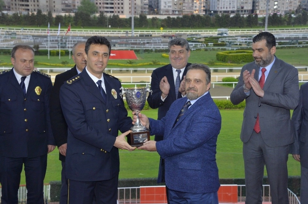 İstanbul Emniyet Müdürlüğü Koşusunu ‘Kızıl Tüy İsimli 1 Numaralı At Kazandı