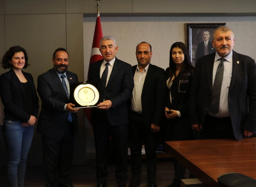 Gbc Başkanı Kurttan Emniyet Müdürü Karadumana Plaket