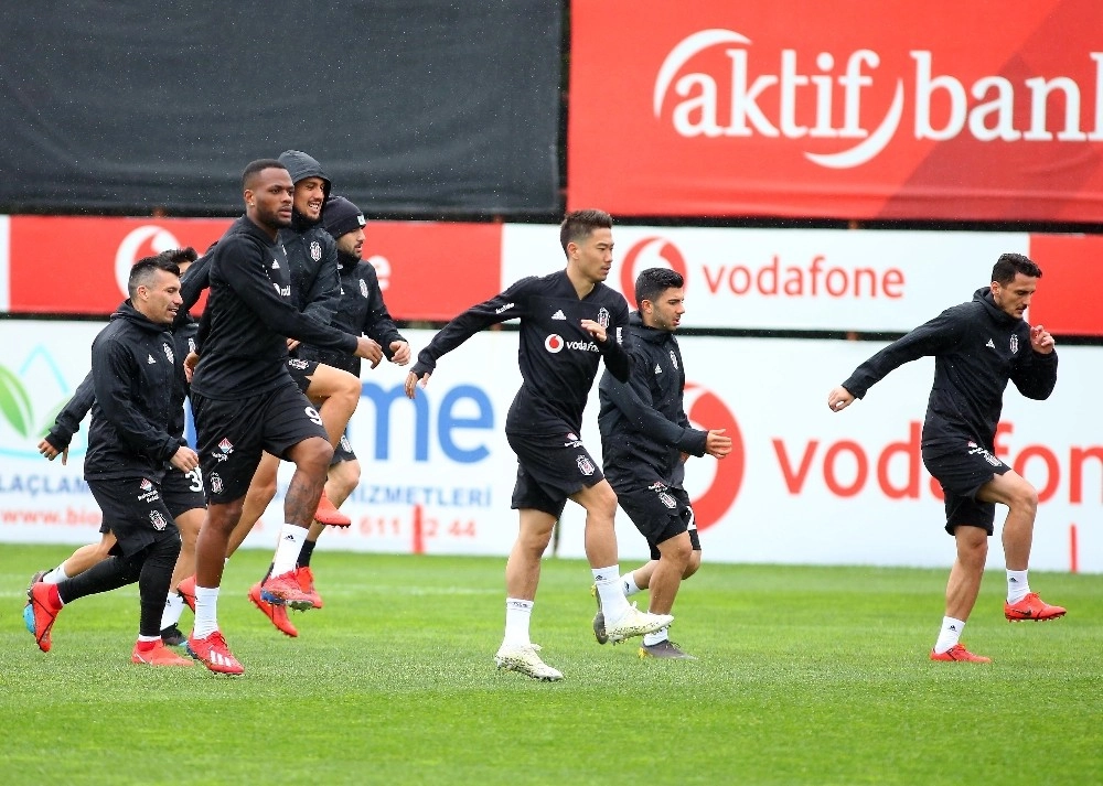 Beşiktaş, Sağanak Yağmur Altında Çalıştı