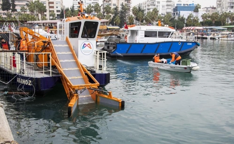 Mersin Büyükşehir Tarafından 1 yılda denizde 289 metreküp atık toplandı