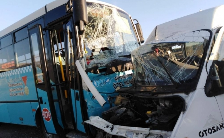 Kahramanmaraş’ta halk otobüsü ile minibüs çarpıştı: 1 ölü, 4 yaralı