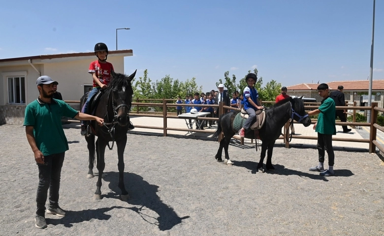 Oğuzeli Belediyesi’nden öğrencilere karne hediyesi