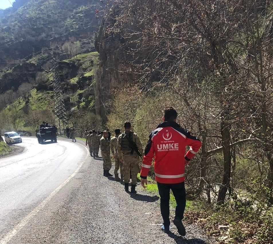 Dereye Uçan Araçta Bir Asker Hayatını Kaybetti