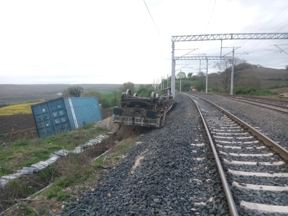 Çerkezköy-Silivri Arasında Seyreden Yük Treninin Dingili Kırıldı