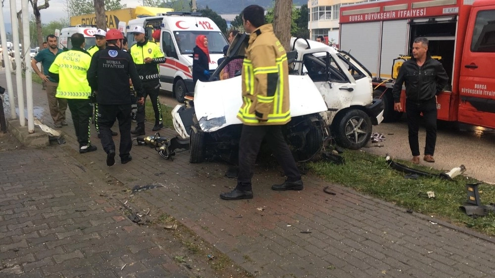 Ağaca Çarpan Otomobilde Can Pazarı: 1 Ölü