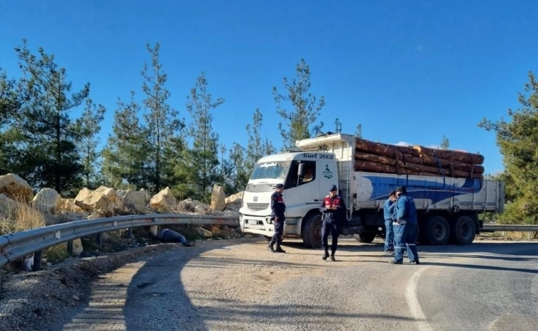 Aracından indiği sırada kafasını çarpıp öldü