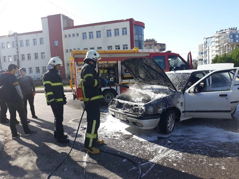 Otomobil Seyir Halindeyken Alev Aldı