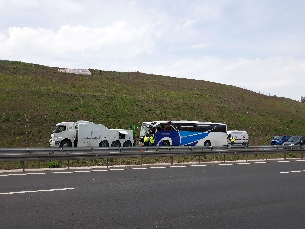 Yolcu Otobüsü Demir Yüklü Tıra Arkadan Çarptı: 2 Ölü, Çok Sayıda Yaralı