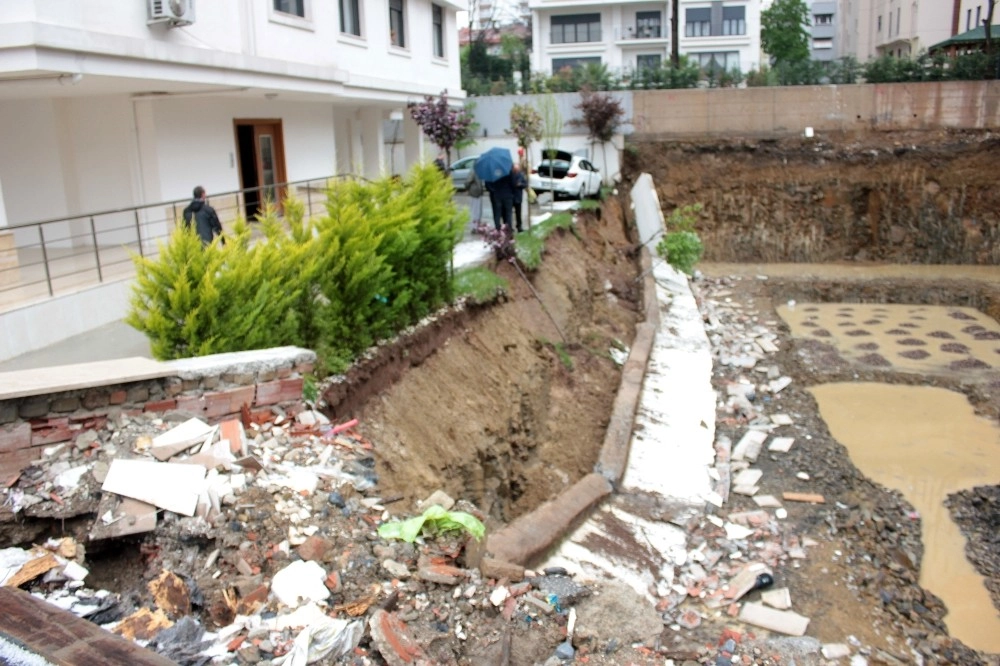 Kadıköyde İstinat Duvarı Çöktü, Otomobil Askıda Kaldı