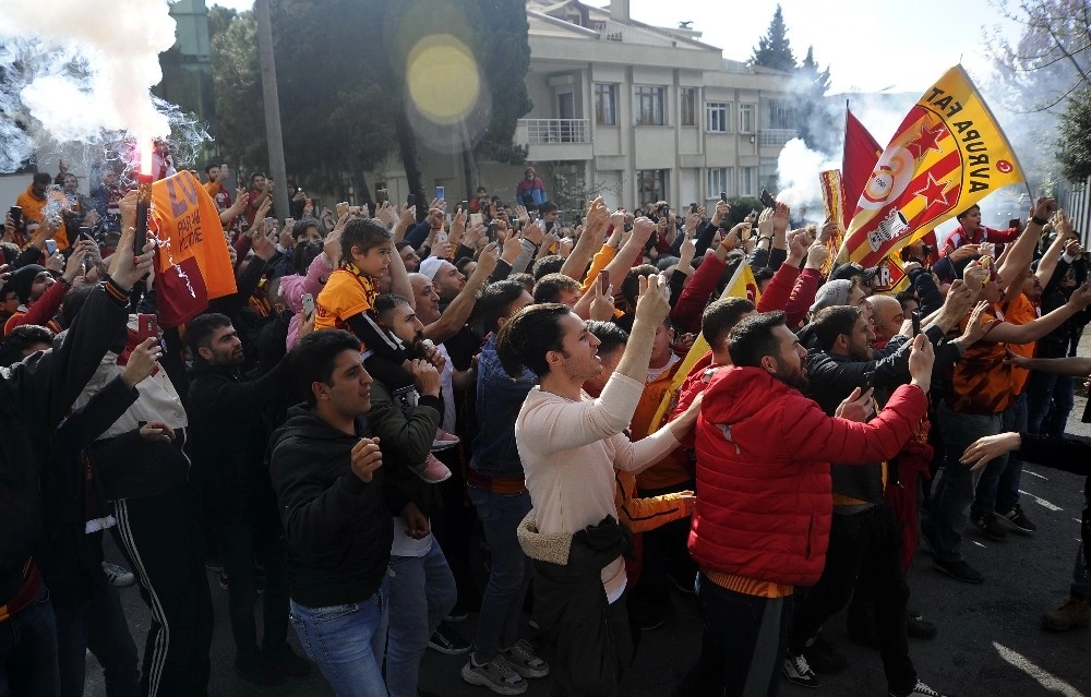 Galatasaray, Kadıköye Hareket Etti