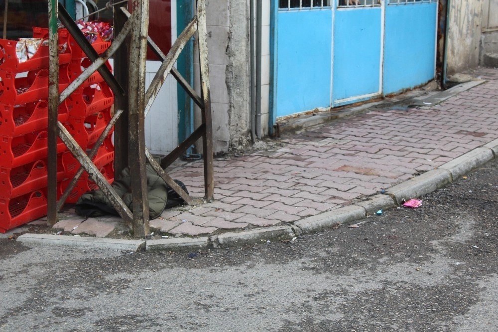 Sigaraya Vermeyince Önce Bıçaklandı Sonra Da Gasp Edildi