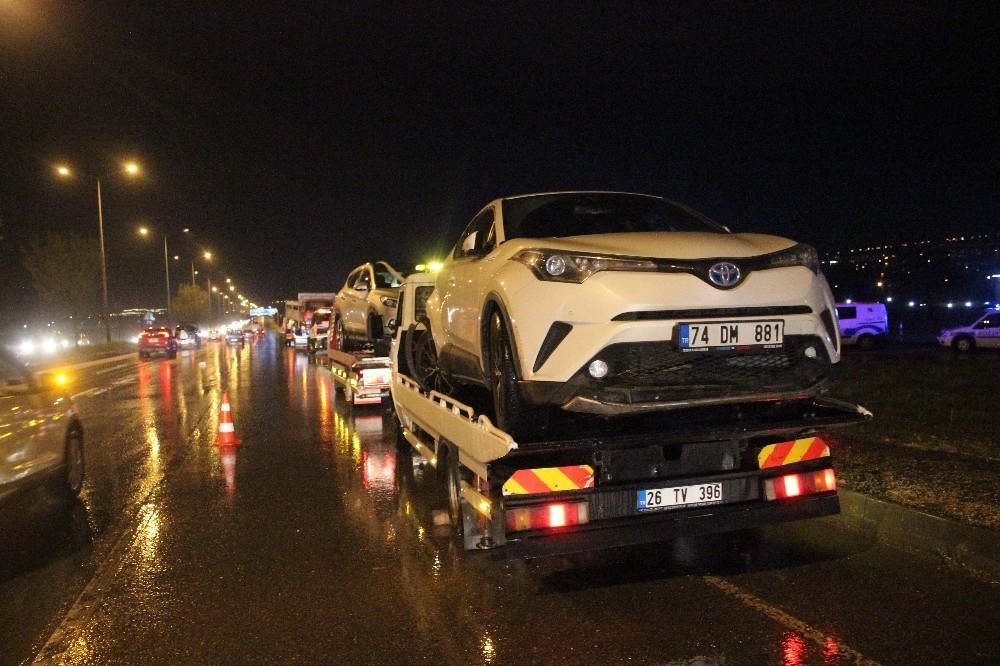 Eskişehirde 8 Aracın Karıştığı Zincirleme Kaza: 1 Polis Memuru Ağır Yaralı