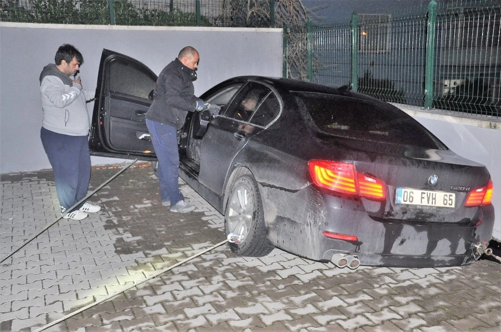 Başkentte İstinat Duvarı Çöktü: 1 Araç Askıda Kaldı