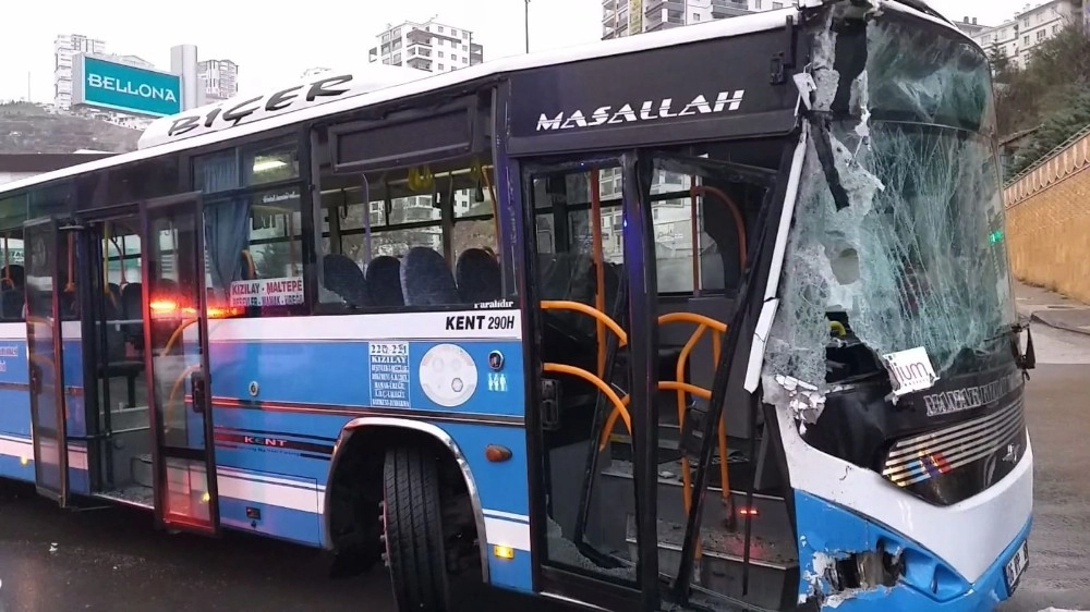 Ankarada Sabah Servisi Esnasında Özel Halk Otobüsü Kaza Yaptı: 10 Yaralı