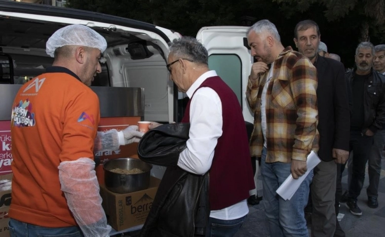 Büyükşehir'den kış günlerinde vatandaşlara 'kaynar' ikramı