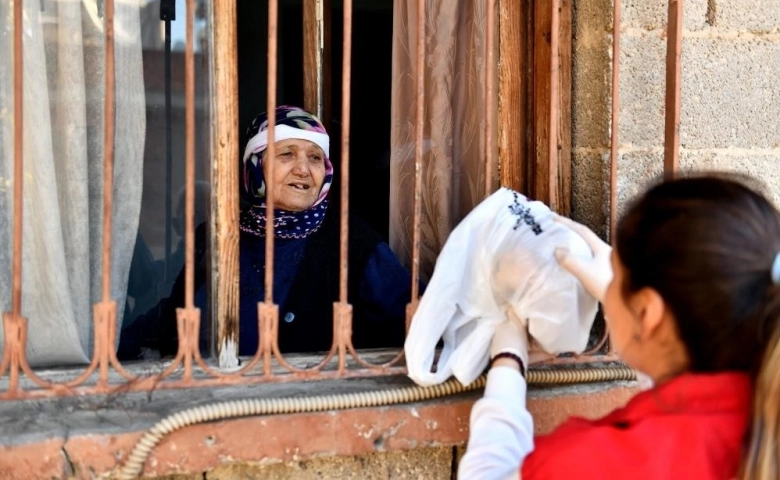 Mersin'de büyükşehir belediyesinden vatandaşa yemek desteği