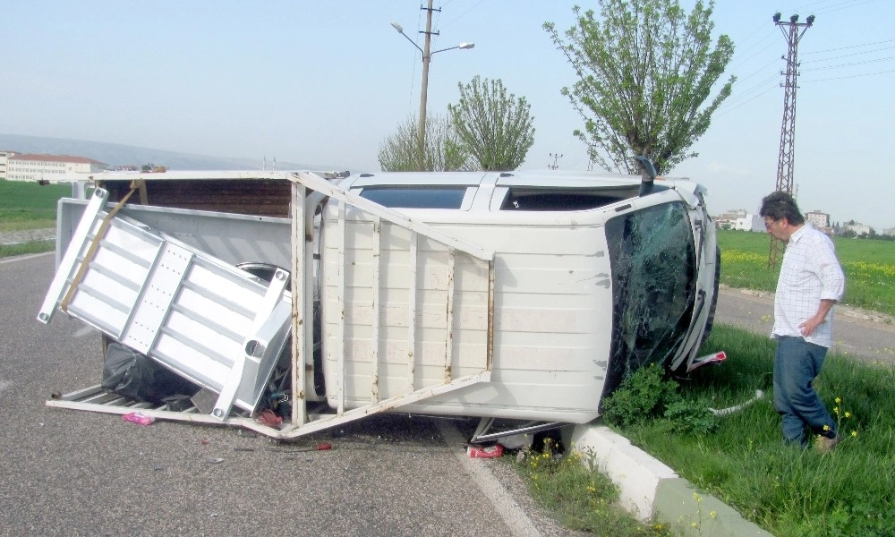 Virajı Alamayan Kamyonet Devrildi: 6 Yaralı