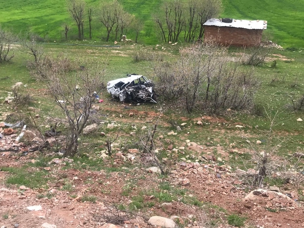 Diyarbakırda Otomobiller Kafa Kafaya Çarpıştı: 2 Ölü, 7 Yaralı