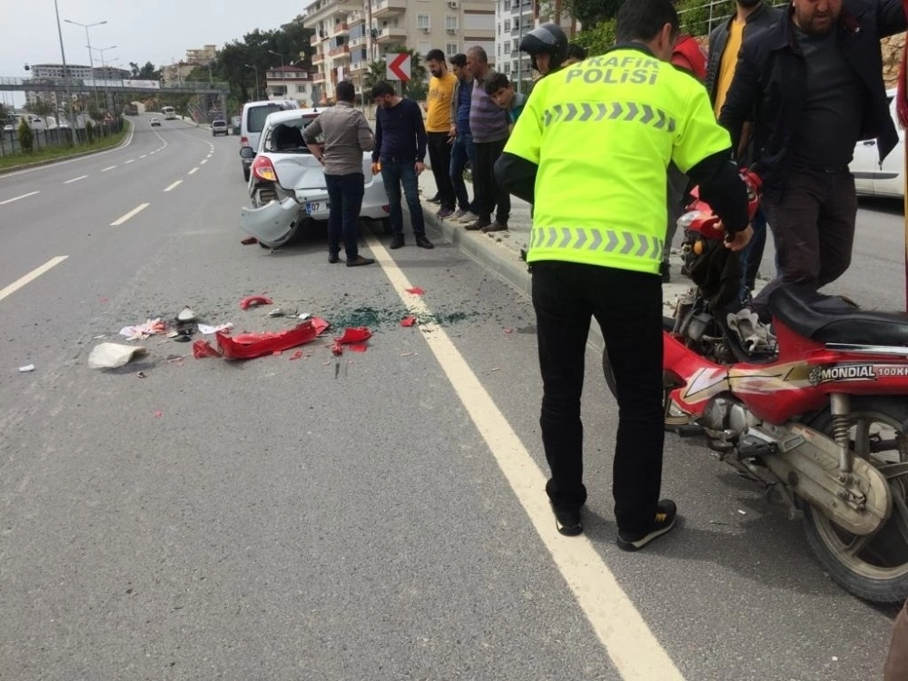 Park Halindeki Araca Çarpan Kadın Motosikletli Yaralandı