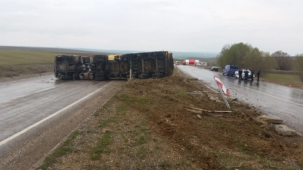 Konyada Refüje Çarpan Tır Devrildi: 1 Yaralı