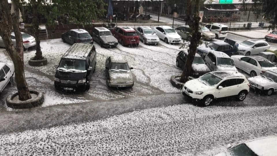 İzmir Tirede Kar Gibi Dolu Yağdı