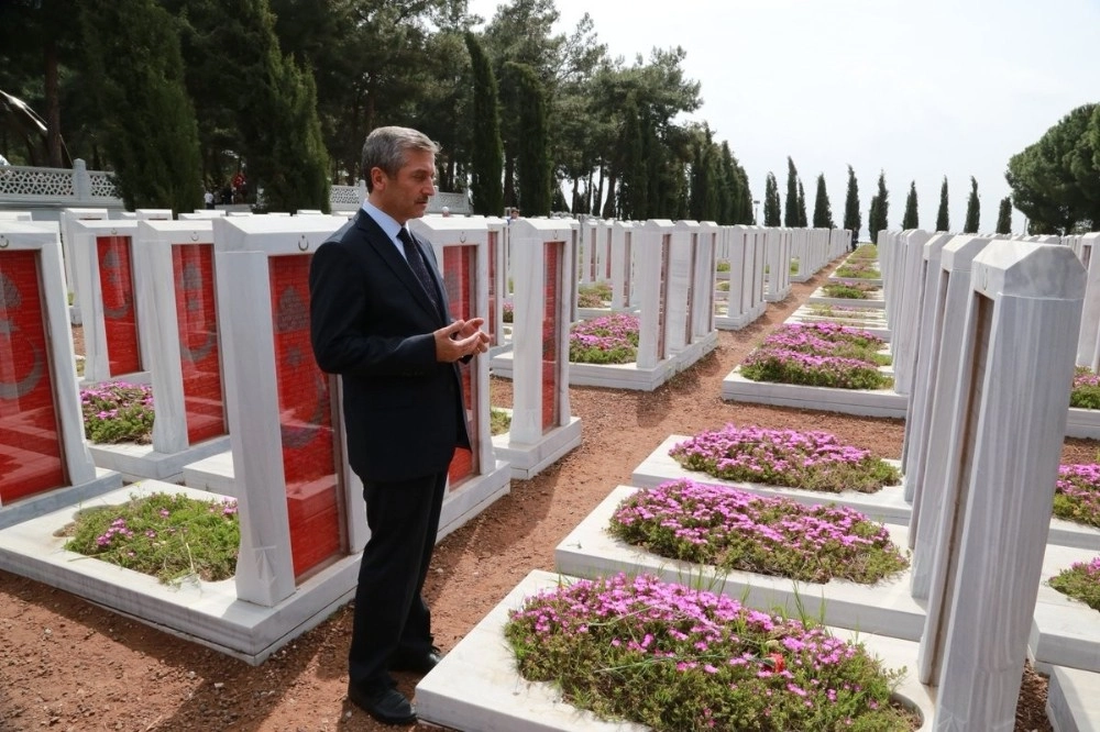 Başkan Tahmazoğlu Şehitleri Andı