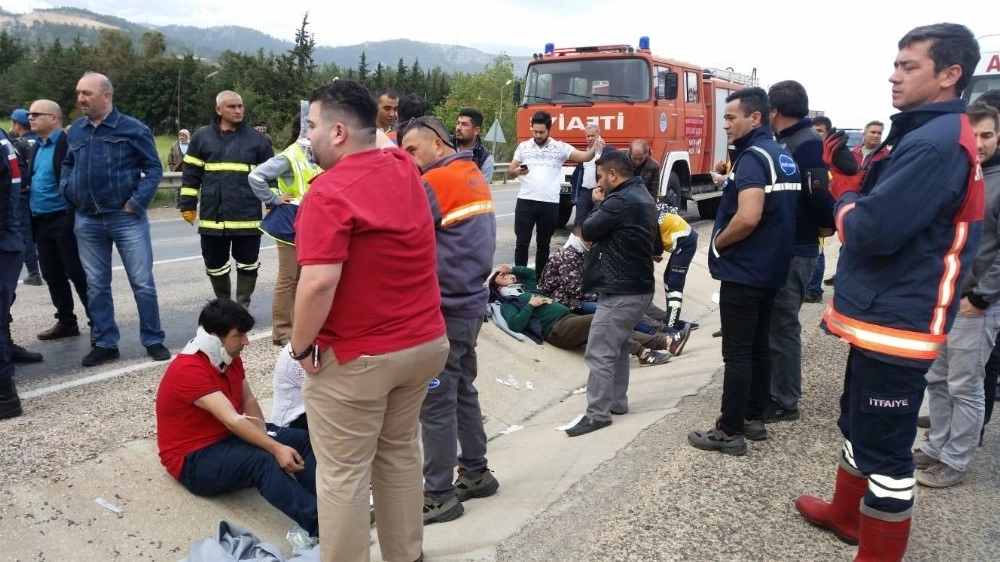 Silifkede İşçileri Taşıyan Midibüs Kaza Yaptı: 11 Yaralı