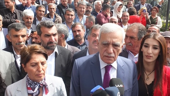 HDP'li Ahmet Türkten İlk İcraat, Belediyede İzinler Kaldırıldı