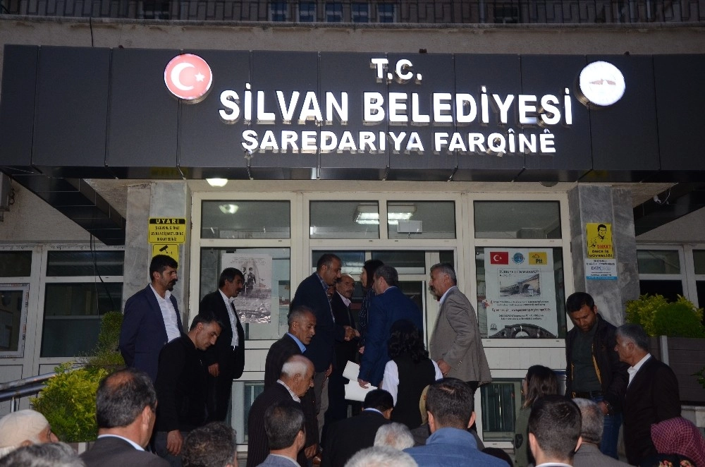 Silvan da HDP'li Belediye Başkanı Toprak Mazbatasını Aldı