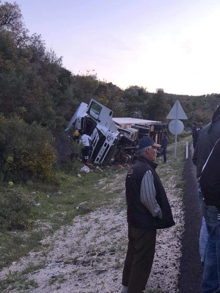 Devrilen Tırın Sürücüsü Hayatını Kaybetti