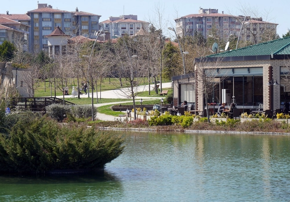 Büyükçekmecede Vatandaşlar Parklara Akın Ediyor