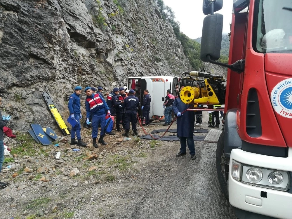 Antalyada Kaza: 3 Ölü, 14 Yaralı