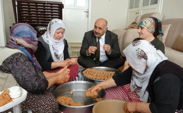 Malatya'nın Tescilli içli köftesi ev hanımlarını bir araya getiriyor