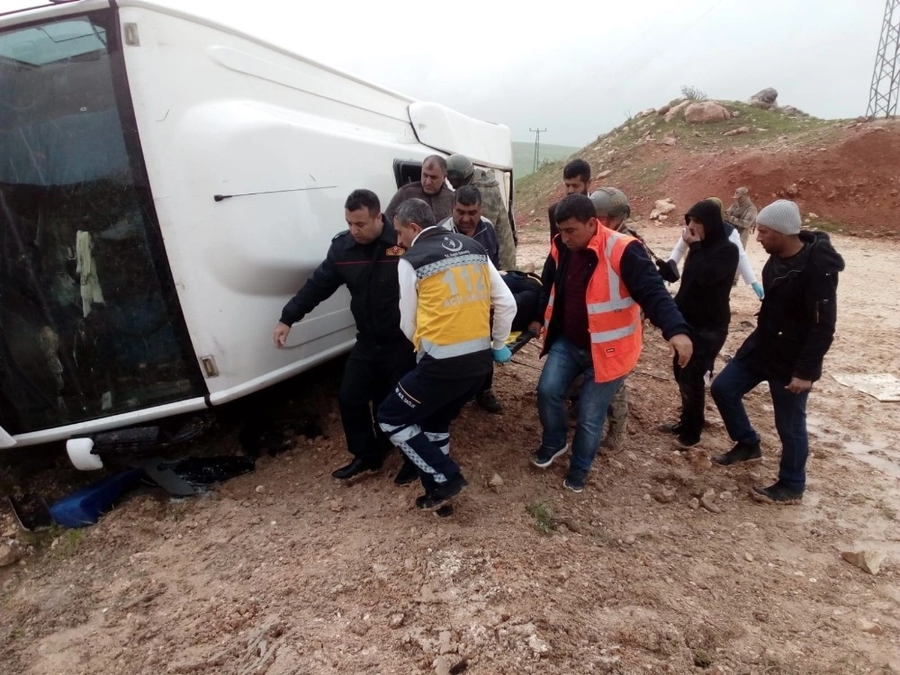 Diyarbakırda Yolcu Midibüsü Devrildi: 1İ Ağır 13 Yaralı