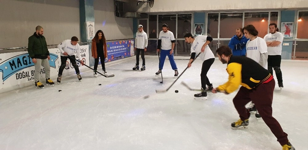 Aü Buz Hokey Takımına Federasyondan Ziyaret