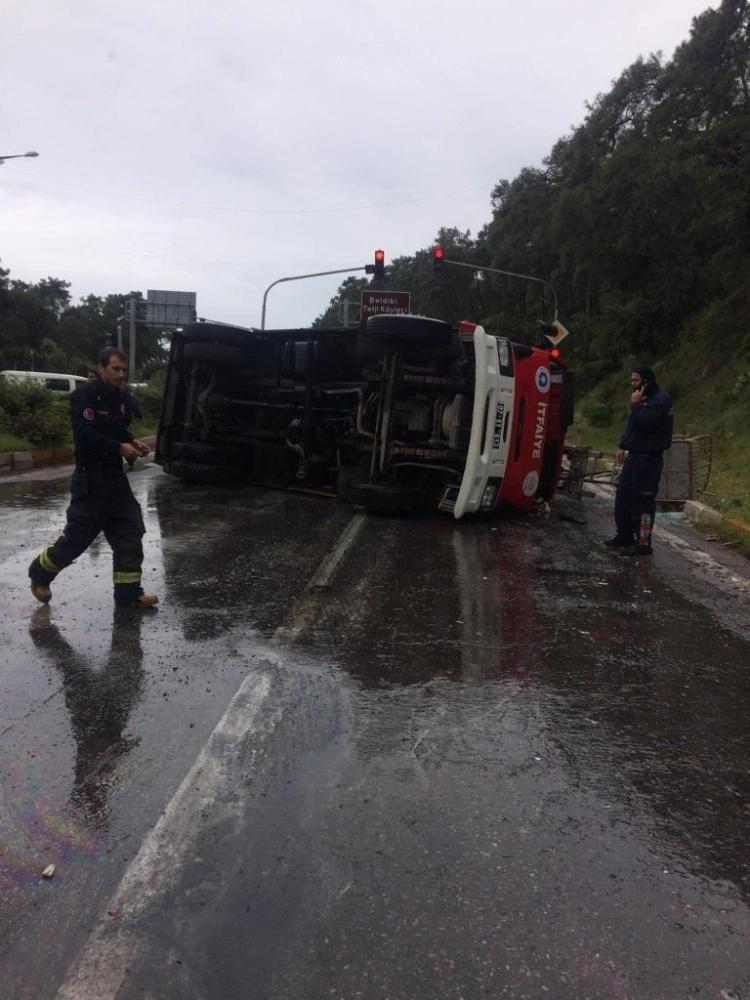 Antalyada İtfaiye Ekipleri Kaza Yaptı: 3 Yaralı