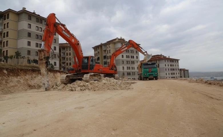 Şehitkamil Belediyesi asfalt ve alt yapı sorularını çözüyor