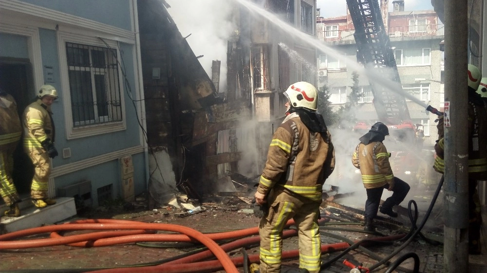 Beyoğlunda 3 Katlı Metruk Bina Böyle Çöktü