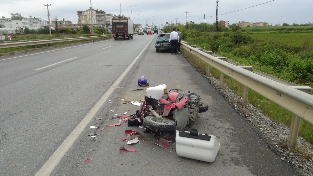 Antalya-Manavgat Karayolunda Motosiklet Otomobile Çarptı: 1 Yaralı