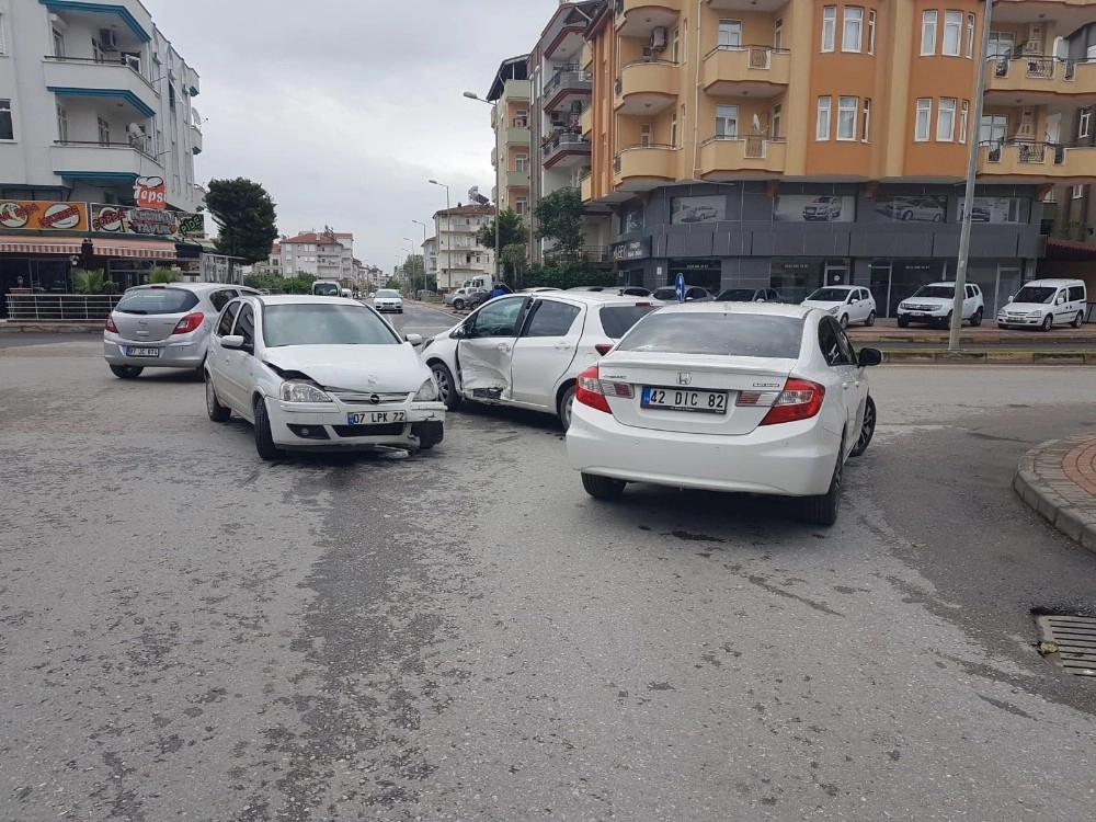 Antalyada 3 Araçlı Zincirleme Trafik Kazası: 1 Yaralı