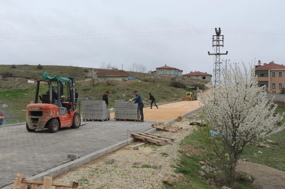 İnönüde İki Mahalledeki Kilit Taşı Çalışmaları Devam Ediyor