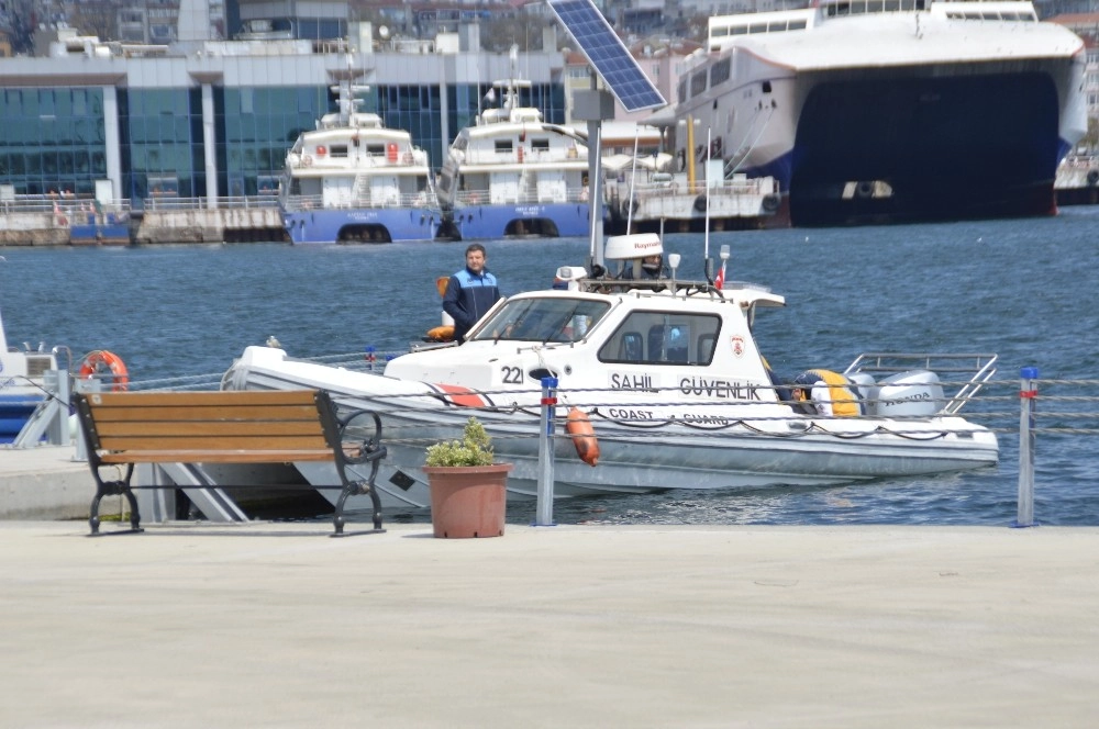 Yenikapı İdo İskelesinde Denizden Erkek Cesedi Çıkarıldı