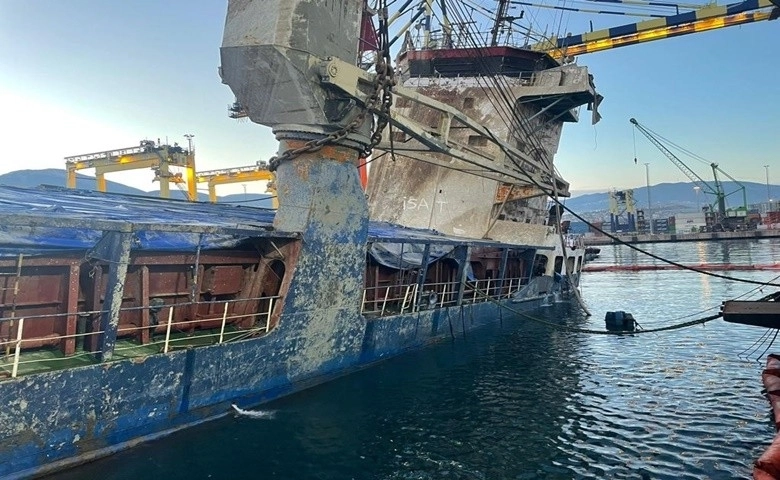 İskenderun Limanı'nda batan gemi yüzer hale getirildi