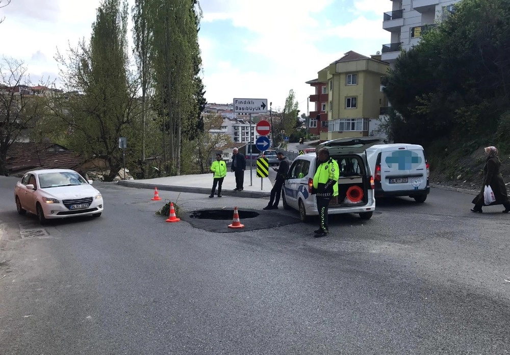 İçerenköyde Yol Çöktü