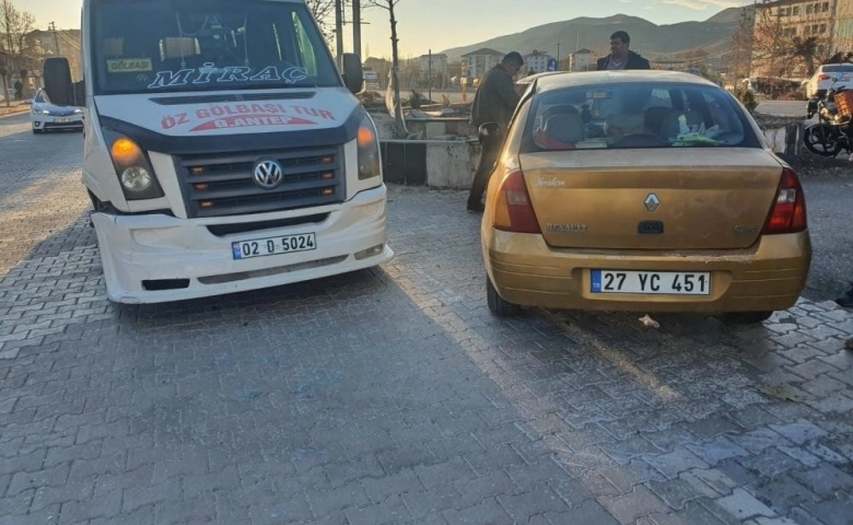 Gölbaşın'da Otomobil ile minibüs çarpıştı: 3 yaralı