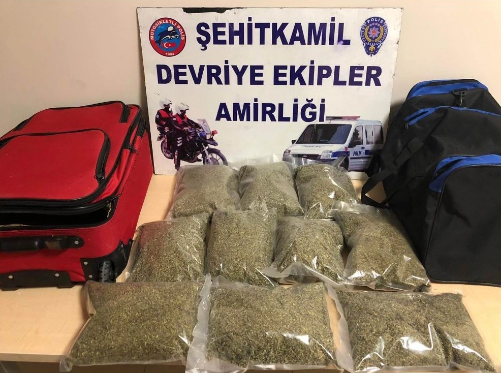 Kaçan Şüphelilerin Araçtan Attığı Valizlerden 5 Kilo Bonzai Çıktı