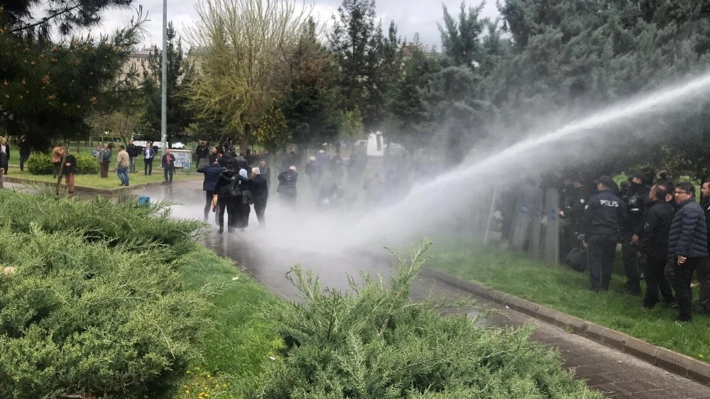 Diyarbakırda İzinsiz Gösteriye Polis Müdahalesi