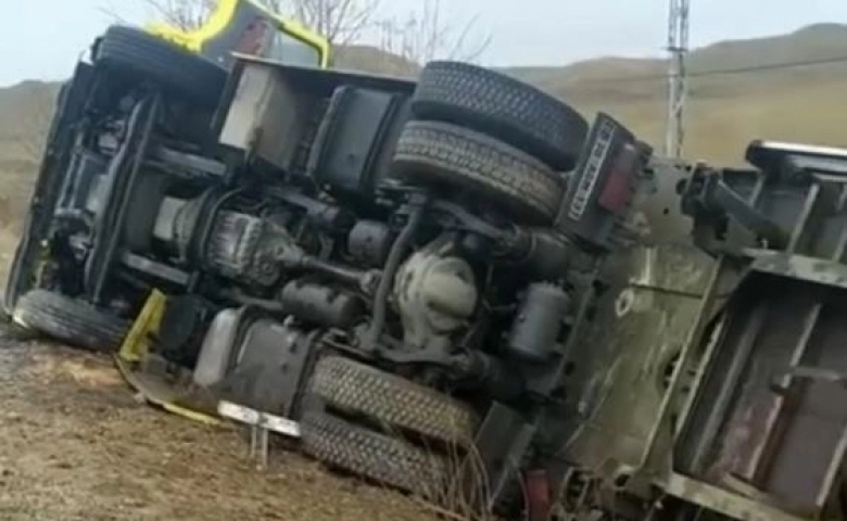 Koyun taşıyan tır devrildi, onlarca koyun telef oldu