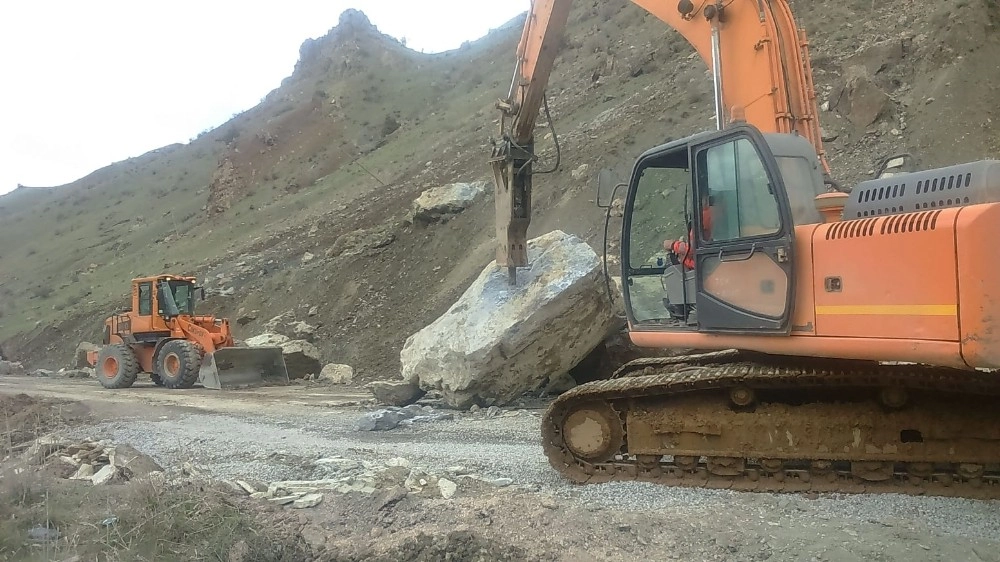 Hakkari - Van Karayoluna Dev Kayalar Düştü